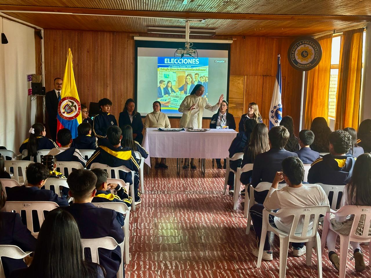 Posesión del gobierno escolar electo.